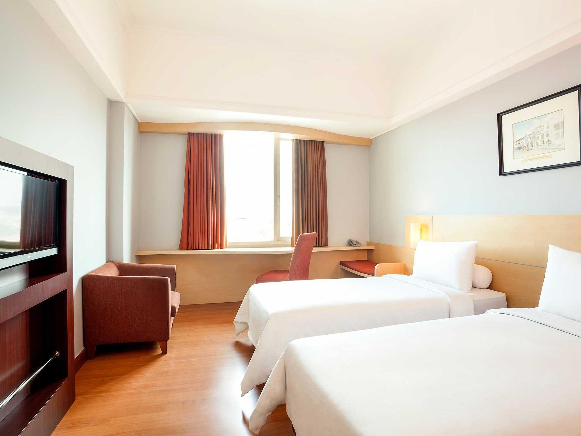 Arcadia Surabaya Hotel Extérieur photo