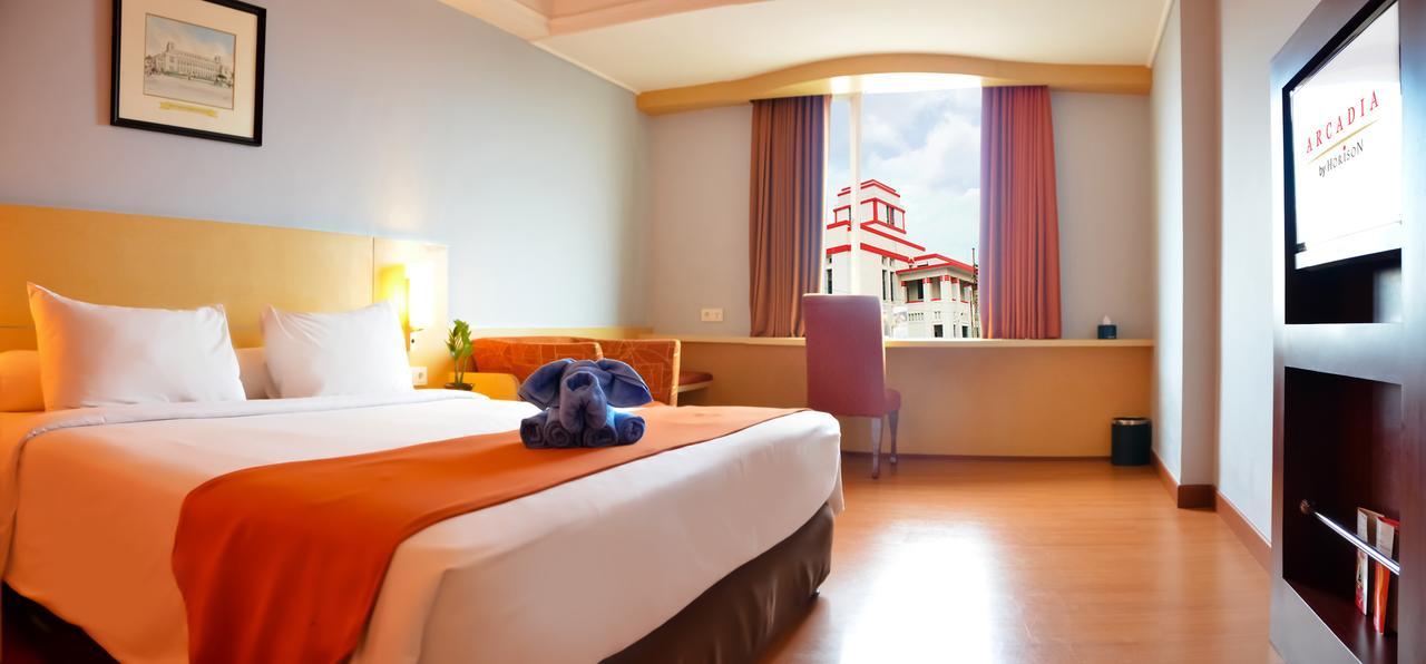 Arcadia Surabaya Hotel Extérieur photo