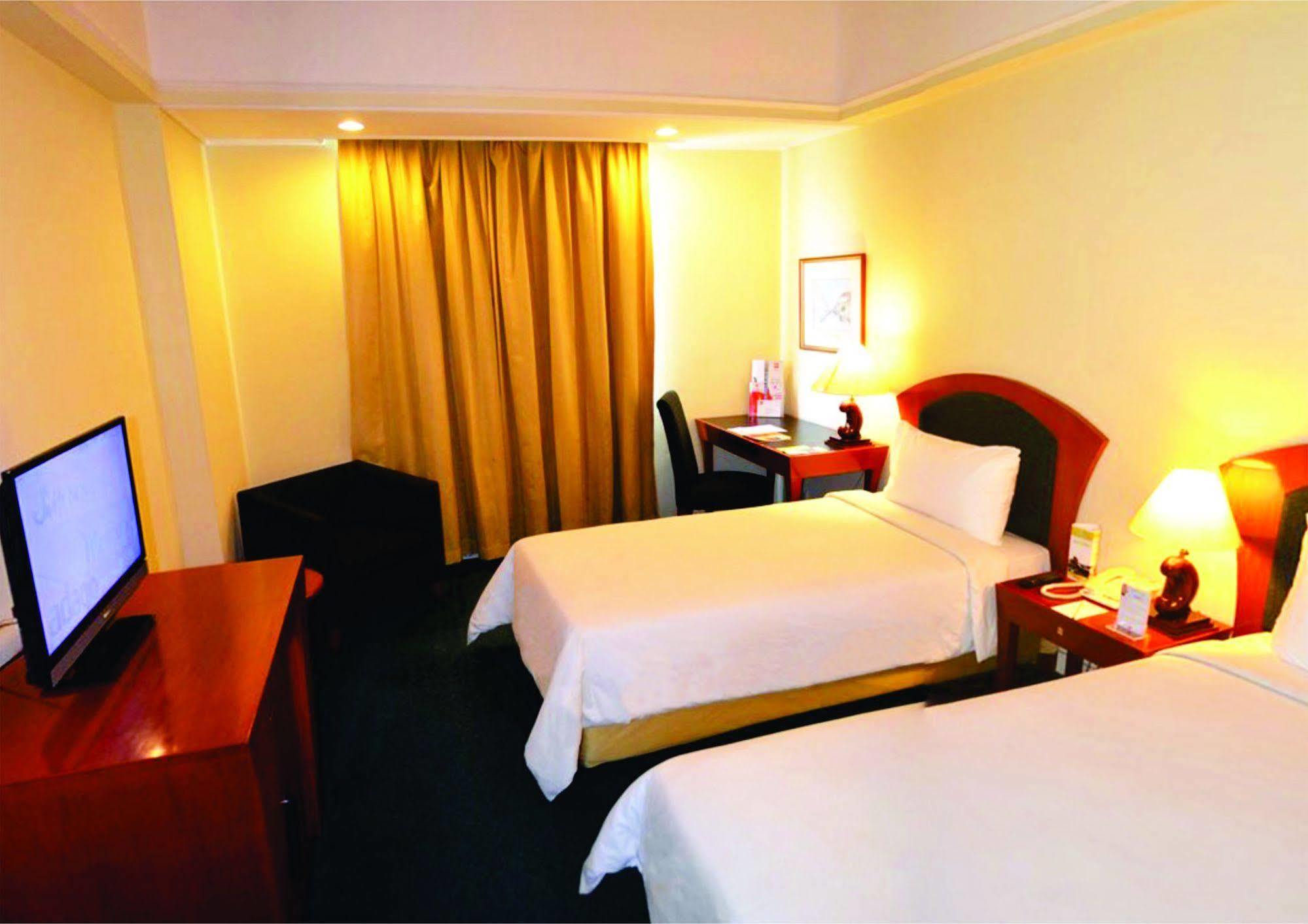 Arcadia Surabaya Hotel Extérieur photo