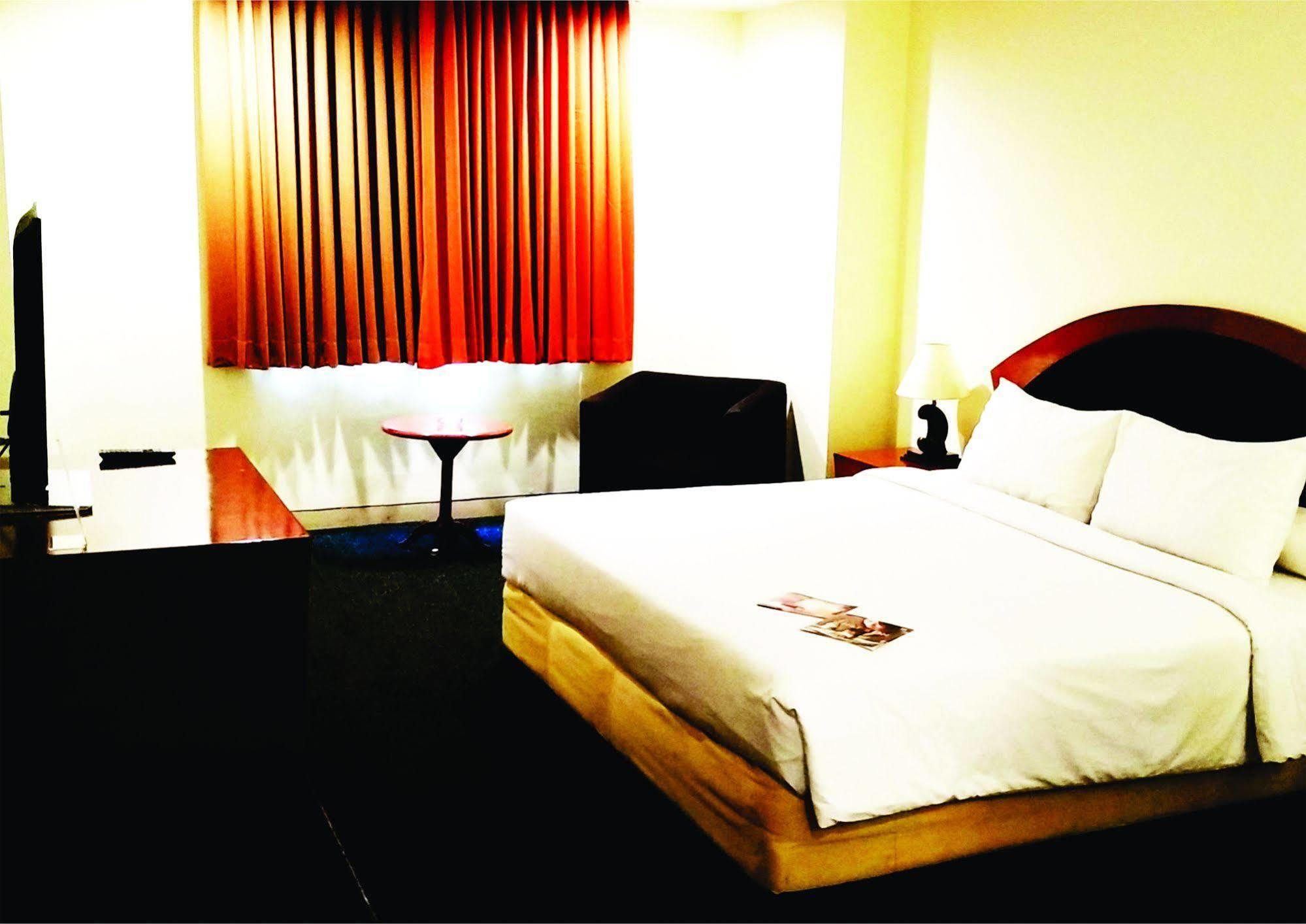 Arcadia Surabaya Hotel Extérieur photo