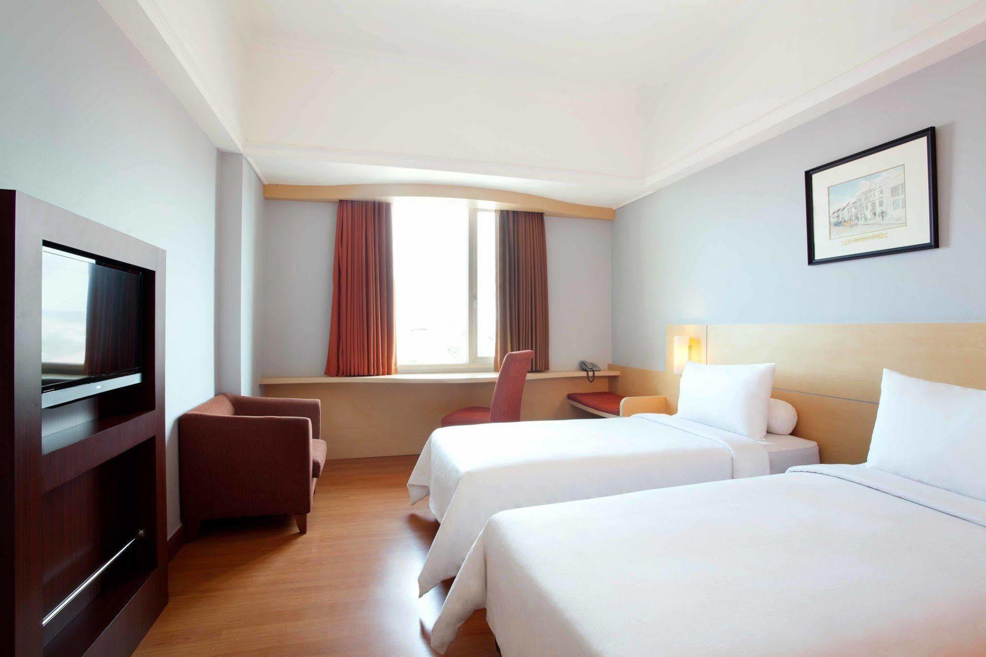 Arcadia Surabaya Hotel Extérieur photo
