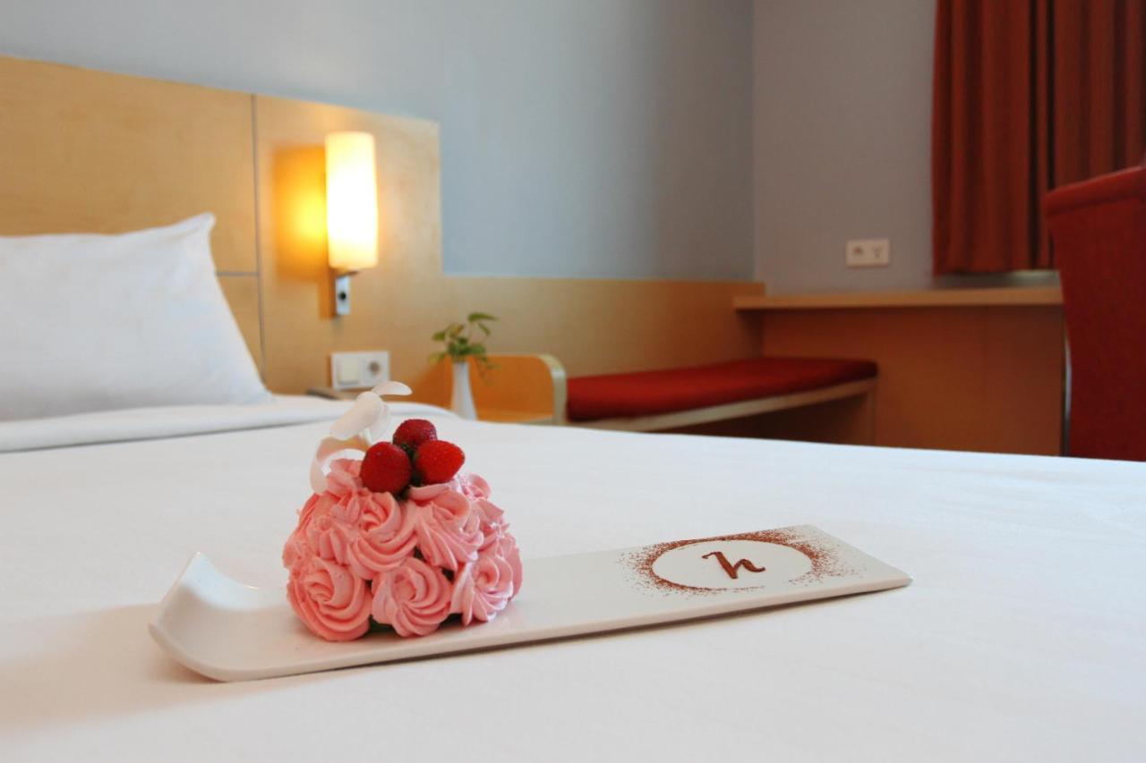 Arcadia Surabaya Hotel Extérieur photo